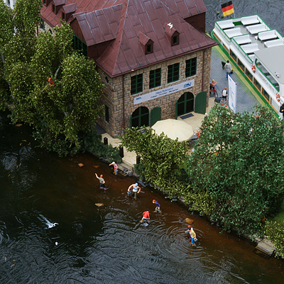 Modell im Maßstab 1:100 / 1:87 des Naturmuseums Haus Ruhrnatur in Mülheim an der Ruhr mit dem Schiff „Friedrich Freye“ der Weißen Flotte Mülheim